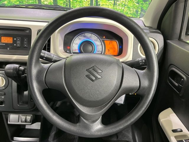 �C���e���A�ɍ��킹���f�U�C���̃X�e�A�����O�́A�^�]�������̂��Ƃ��l���A�^�]���₷���`��A�傫���ł��B�����x�A���ۂɐG���Ă��m���߂��������B