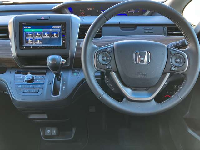 フリード1.5 クロスター ブラックスタイル 4WD