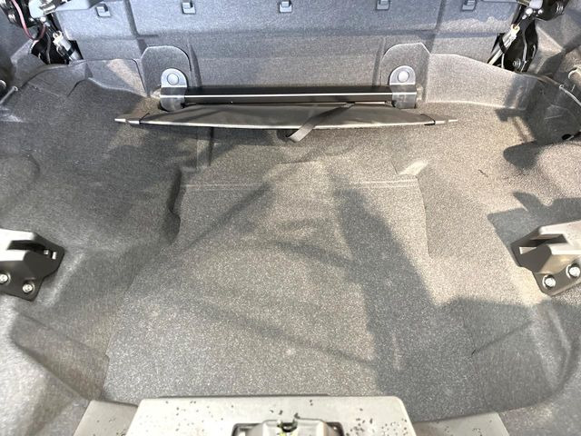 ���i�̂���������ʋ΁A���}���ɏ\���ȉ׎��X�y�[�X���m�ۂ��Ă���܂��B�Z�J���h�V�[�g��|���ƁA�傫�ȉו��̐ύڂ��\�ł���