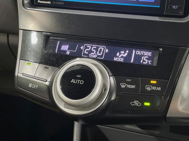 【オートエアコン】一度お好みの温度に設定すれば、車内の温度を検知し風量や温度を自動で調整。暑い&hellip;寒い&hellip;と何度もスイッチ操作をする必要はありません。快適な車内空間には必須の機能ですね♪