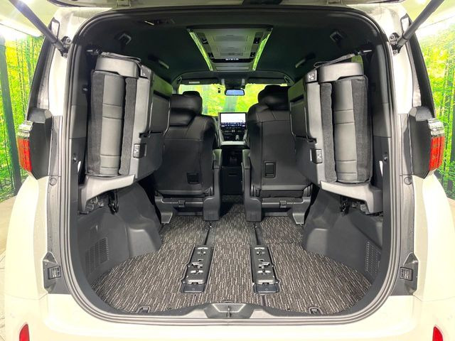 積み下ろしのしやすいデッキにはたっぷりと荷物を積み込んでいただけます。遊びから仕事まで、様々なシーンで頼れます♪