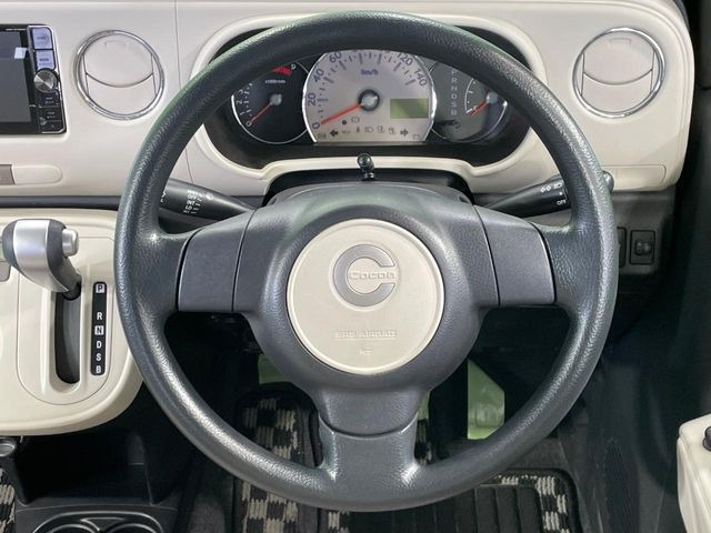 �C���e���A�ɍ��킹���f�U�C���̃X�e�A�����O�́A�^�]�������̂��Ƃ��l���A�^�]���₷���`��A�傫���ł��B�����x�A���ۂɐG���Ă��m���߂��������B