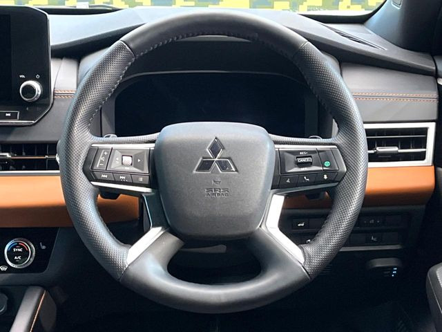 【ステアリングヒーター】冬場に冷たくなりやすい革巻きステアリングを、スイッチ一つで素早く適温に!エアコンよりも早く温まってくれるので、寒い日の運転も快適になりますね♪