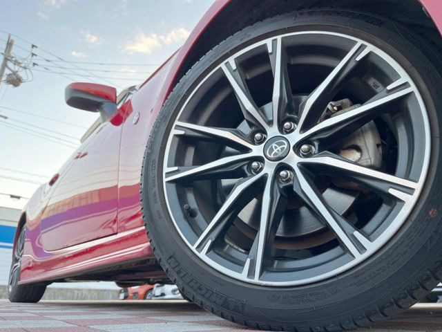 �y����17�C���`�A���~�z�C�[���z�O�ςɃ}�b�`���������A���~�z�C�[���𑕒����Ă���܂��B�e��ЊO�A���~�z�C�[����A�X�^�b�h���X�^�C�����戵�����Ă���܂��B���񂲑��k����������