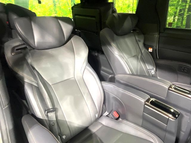 後部座席も気になるようなキズ・汚れやへたり等、大きなダメージはなく、良好な状態です。