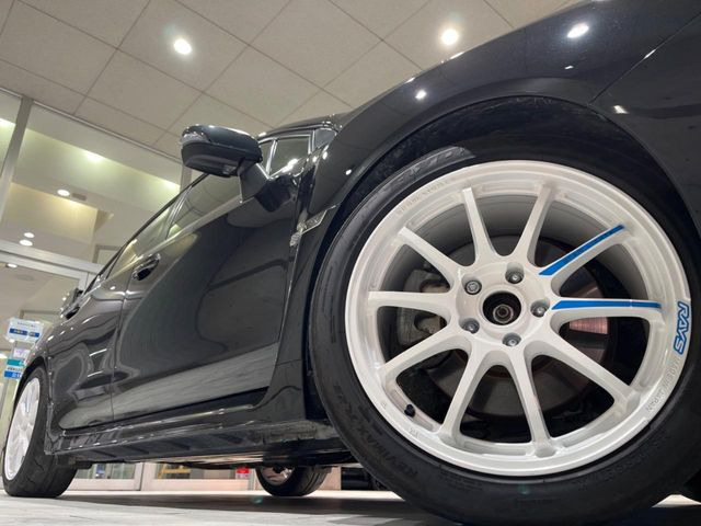 �yRAYS��18�C���`�A���~�z�C�[���z�O�ςɃ}�b�`�����A���~�z�C�[���𑕒����Ă���܂��B�e��A���~�z�C�[����A�X�^�b�h���X�^�C�����戵�����Ă���܂��B���񂲑��k����������