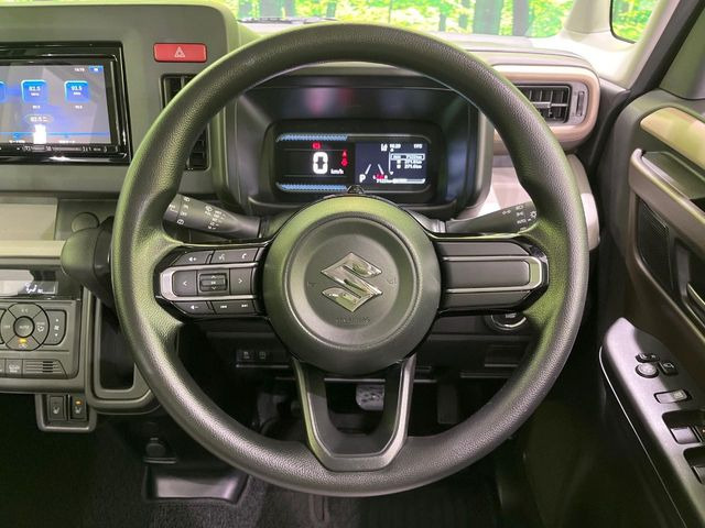 �C���e���A�ɍ��킹���f�U�C���̃X�e�A�����O�́A�^�]�������̂��Ƃ��l���A�^�]���₷���`��A�傫���ł��B�����x�A���ۂɐG���Ă��m���߂��������B