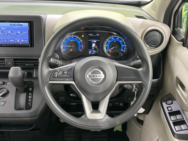 �C���e���A�ɍ��킹���f�U�C���̃X�e�A�����O�́A�^�]�������̂��Ƃ��l���A�^�]���₷���`��A�傫���ł��B�����x�A���ۂɐG���Ă��m���߂��������B