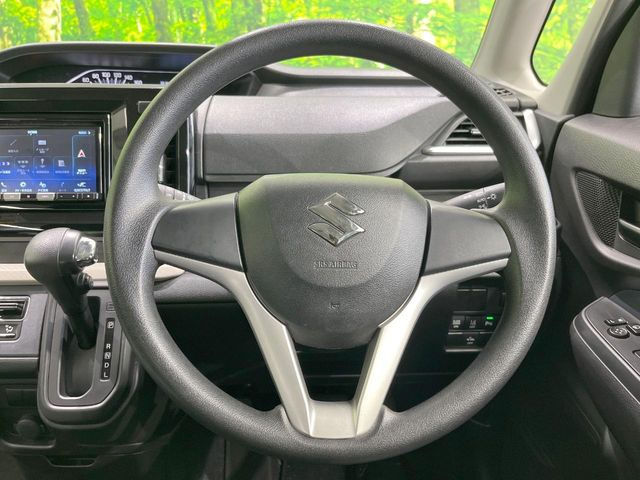 �C���e���A�ɍ��킹���f�U�C���̃X�e�A�����O�́A�^�]�������̂��Ƃ��l���A�^�]���₷���`��A�傫���ł��B�����x�A���ۂɐG���Ă��m���߂��������B