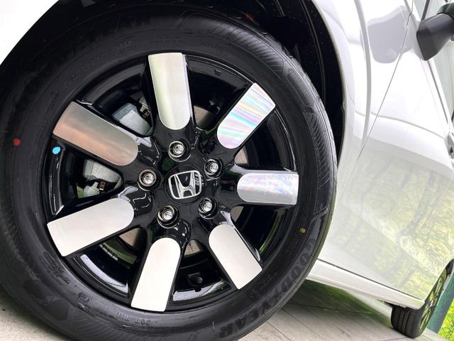 �y����15�C���`�A���~�z�C�[���z�O�ςɃ}�b�`���������A���~�z�C�[���𑕒����Ă���܂��B�e��ЊO�A���~�z�C�[����A�X�^�b�h���X�^�C�����戵�����Ă���܂��B���񂲑��k����������