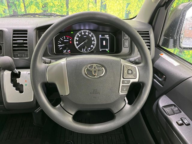 �C���e���A�ɍ��킹���f�U�C���̃X�e�A�����O�́A�^�]�������̂��Ƃ��l���A�^�]���₷���`��A�傫���ł��B�����x�A���ۂɐG���Ă��m���߂��������B