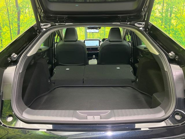 ���i�̂���������ʋ΁A���}���ɏ\���ȉ׎��X�y�[�X���m�ۂ��Ă���܂��B�Z�J���h�V�[�g��|���ƁA�傫�ȉו��̐ύڂ��\�ł���