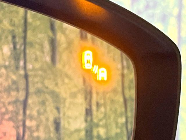 【ブラインドスポットモニタリング】走行中、ドアミラーの死角になりやすい箇所に後続車が接近するとサイドミラー付近に警告を表示、ドライバーに注意喚起をしてくれます。