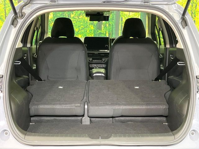 ���i�̂���������ʋ΁A���}���ɏ\���ȉ׎��X�y�[�X���m�ۂ��Ă���܂��B�Z�J���h�V�[�g��|���ƁA�傫�ȉו��̐ύڂ��\�ł���