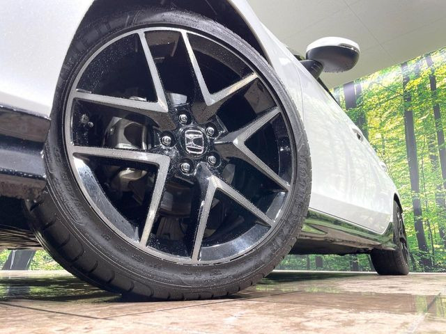 �y����18�C���`�A���~�z�C�[���z�O�ςɃ}�b�`���������A���~�z�C�[���𑕒����Ă���܂��B�e��ЊO�A���~�z�C�[����A�X�^�b�h���X�^�C�����戵�����Ă���܂��B���񂲑��k����������