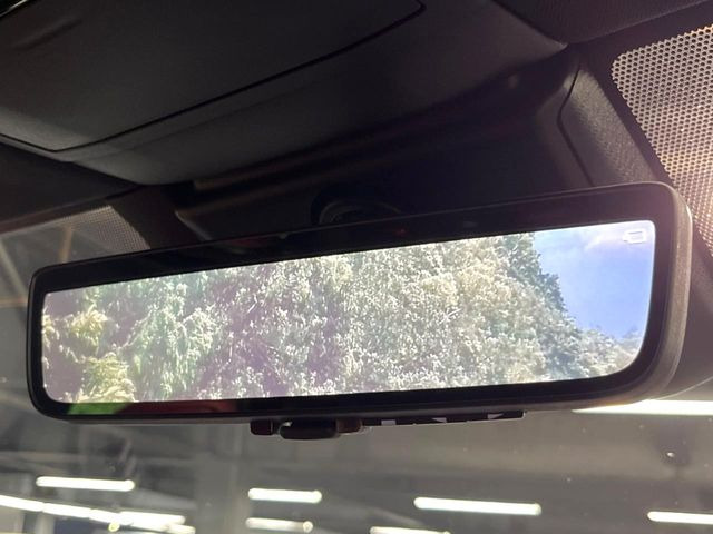 【デジタルインナーミラー】後席の大きな荷物や同乗者で後方が確認しづらい時でも安心!カメラが撮影した車両後方の映像をルームミラー内に表示。クリアな視界で状況の確認が可能です!