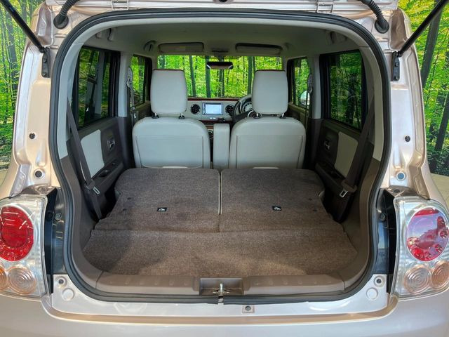 ���i�̂���������ʋ΁A���}���ɏ\���ȉ׎��X�y�[�X���m�ۂ��Ă���܂��B�Z�J���h�V�[�g��|���ƁA�傫�ȉו��̐ύڂ��\�ł���