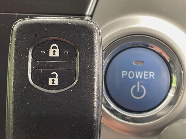 【スマートキー】カバンやポケットに入れたままでもドアの施錠・解錠が可能なスマートキーを装備。エンジンのオン・オフ時もカギを取り出す必要が無いからとっても便利です♪