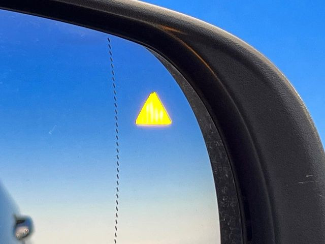 ���u���C���h�A�V�X�g�Z���T�[:���p����̎Ԃ����m���A�h���C�o�[���Ԑ��ύX���s���ۂɁA�x�����Ƌ��ɒ��ӂ𑣂��Ă������S�x���@�\�ł�!