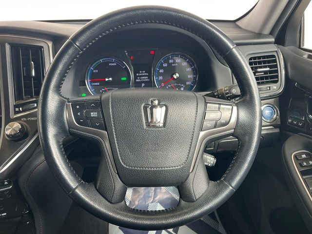 �C���e���A�ɍ��킹���f�U�C���̃X�e�A�����O�́A�^�]�������̂��Ƃ��l���A�^�]���₷���`��A�傫���ł��B�����x�A���ۂɐG���Ă��m���߂��������B