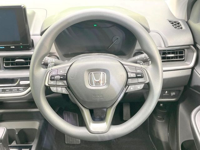 インテリアに合わせたデザインのステアリングは、運転される方のことも考え、運転しやすい形状、大きさです。是非一度、実際に触ってお確かめください。