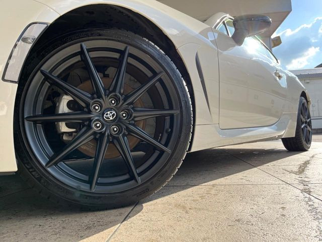 �y����18�C���`�A���~�z�C�[���z�O�ςɃ}�b�`���������A���~�z�C�[���𑕒����Ă���܂��B�e��ЊO�A���~�z�C�[����A�X�^�b�h���X�^�C�����戵�����Ă���܂��B���񂲑��k����������