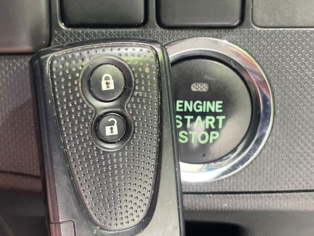 �y�L�[�t���[�V�X�e���z�J�o����|�P�b�g�ɓ��ꂽ�܂܂ł��h�A�̎{���E�������\�ȃX�}�[�g�L�[�𑕔��B�G���W���̃I���E�I�t�����J�M�����o���K�v����������Ƃ��Ă��֗��ł���