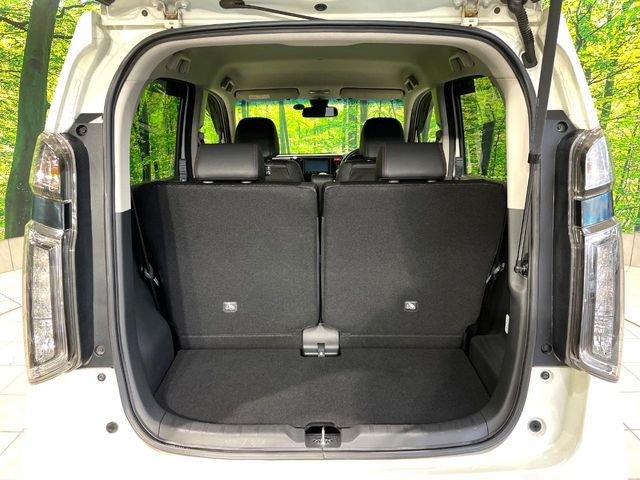 ���i�̂���������ʋ΁A���}���ɏ\���ȉ׎��X�y�[�X���m�ۂ��Ă���܂��B�Z�J���h�V�[�g��|���ƁA�傫�ȉו��̐ύڂ��\�ł���