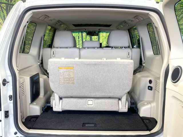 ���i�̂���������ʋ΁A���}���ɏ\���ȉ׎��X�y�[�X���m�ۂ��Ă���܂��B�Z�J���h�V�[�g��|���ƁA�傫�ȉו��̐ύڂ��\�ł���