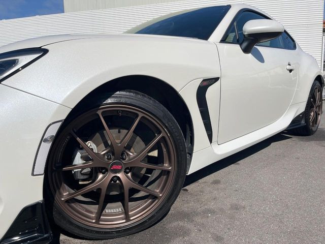 【BBS製18インチアルミホイール】大人気メーカーのホイールを装備♪軽量・高硬度のアルミホイールは、ハンドリング・加速など、走りの質を向上してくれます♪