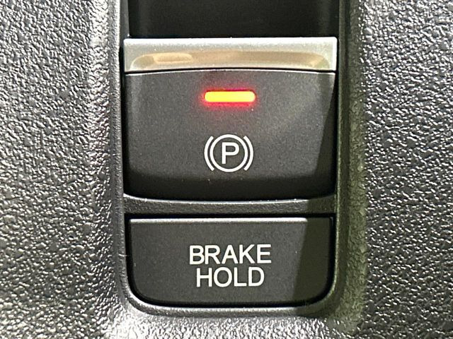 �y�I�[�g�u���[�L�z�[���h�z�M���҂���a�؂Œ�Ԏ��Ƀu���[�L���瑫�𗣂��Ă��A��~��Ԃ�ێ����Ă���܂��B�O�i����Ƃ��̓A�N�Z���𓥂߂Ύ����ŉ��������̂ň��S��X���^�]���y�ɂȂ�܂���