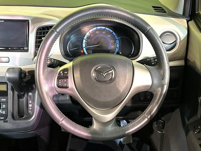 �C���e���A�ɍ��킹���f�U�C���̃X�e�A�����O�́A�^�]�������̂��Ƃ��l���A�^�]���₷���`��A�傫���ł��B�����x�A���ۂɐG���Ă��m���߂��������B