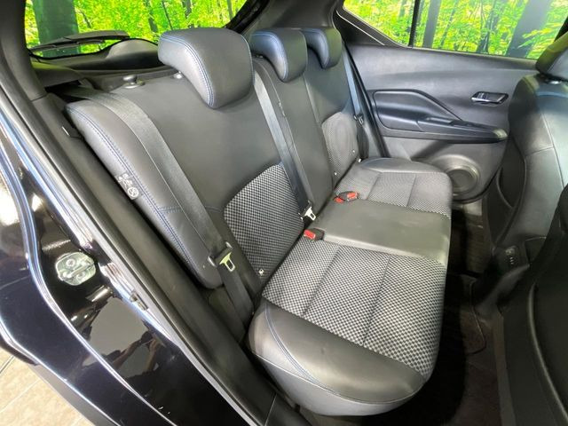 後部座席も気になるようなキズ・汚れやへたり等、大きなダメージはなく、良好な状態です。
