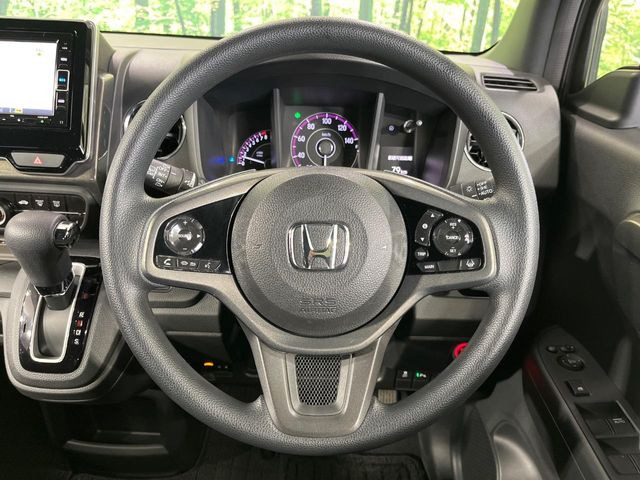 �C���e���A�ɍ��킹���f�U�C���̃X�e�A�����O�́A�^�]�������̂��Ƃ��l���A�^�]���₷���`��A�傫���ł��B�����x�A���ۂɐG���Ă��m���߂��������B