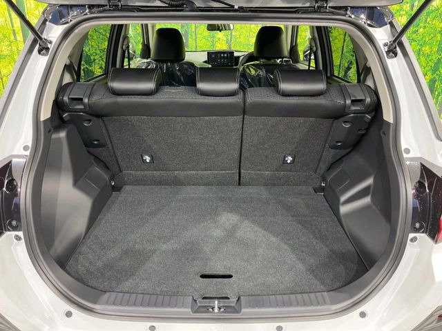 ���i�̂���������ʋ΁A���}���ɏ\���ȉ׎��X�y�[�X���m�ۂ��Ă���܂��B�Z�J���h�V�[�g��|���ƁA�傫�ȉו��̐ύڂ��\�ł���