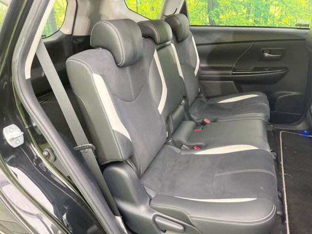 後部座席も気になるようなキズ・汚れやへたり等、大きなダメージはなく、良好な状態です。