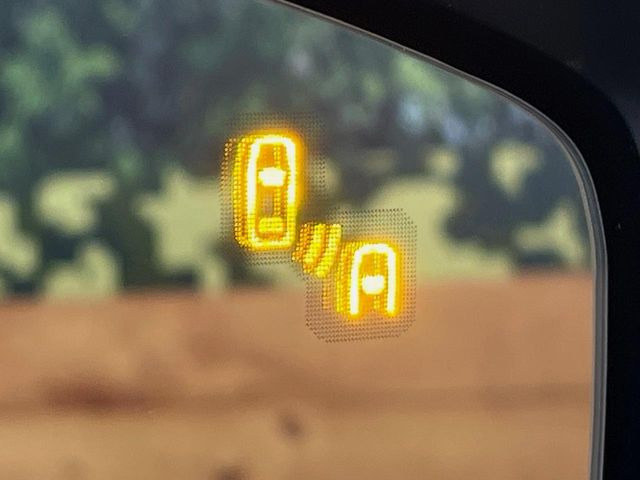 �y�u���C���h�X�|�b�g���j�^�����O�z���s���A�h�A�~���[�̎��p�ɂȂ�₷���ӏ��Ɍ㑱�Ԃ��ڋ߂���ƃT�C�h�~���[�t�߂Ɍx����\���A�h���C�o�[�ɒ��ӊ��N�����Ă���܂��B