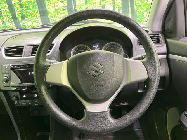 �C���e���A�ɍ��킹���f�U�C���̃X�e�A�����O�́A�^�]�������̂��Ƃ��l���A�^�]���₷���`��A�傫���ł��B�����x�A���ۂɐG���Ă��m���߂��������B