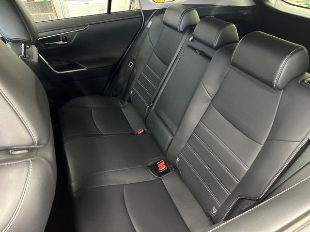 広々とした2列目シートは居住性が高く、居心地も快適!友達や家族とのお出かけにぴったりです。ベビーシートやチャイルドシート使用時も快適にお過ごしいただける十分な空間を確保しています。