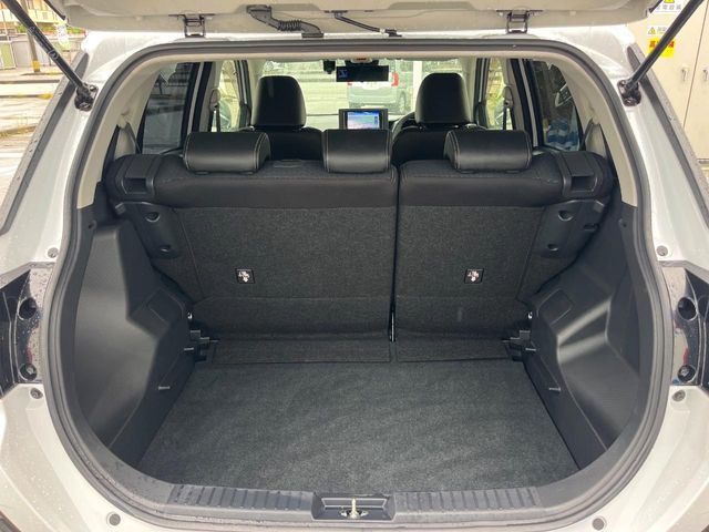 ���i�̂���������ʋ΁A���}���ɏ\���ȉ׎��X�y�[�X���m�ۂ��Ă���܂��B�Z�J���h�V�[�g��|���ƁA�傫�ȉו��̐ύڂ��\�ł���