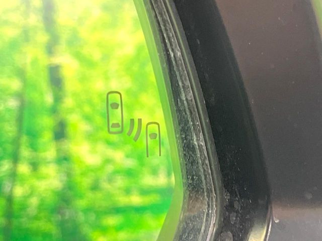 【ブラインドスポットモニター】走行中、ドアミラーの死角になりやすい箇所に後続車が接近するとサイドミラーのレンズに警告を表示!ドライバーに注意喚起をしてくれます。