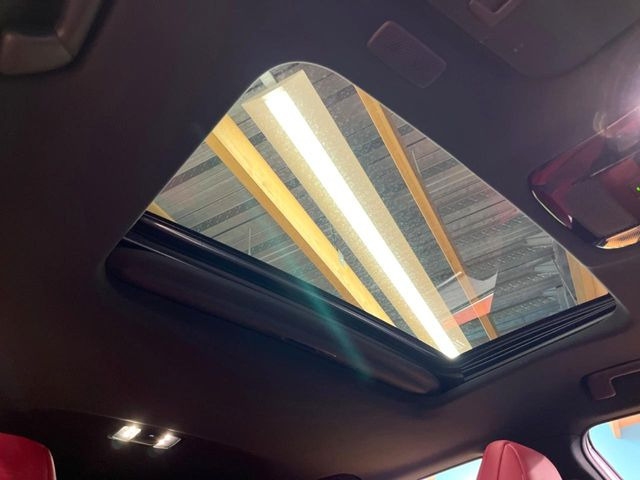 【サンルーフ】開放感たっぷりの希少装備、サンルーフが装着されています!車内に明かりを取り入れたり景色を楽しむ以外にも、車内の空気も簡単に換気できて快適です!