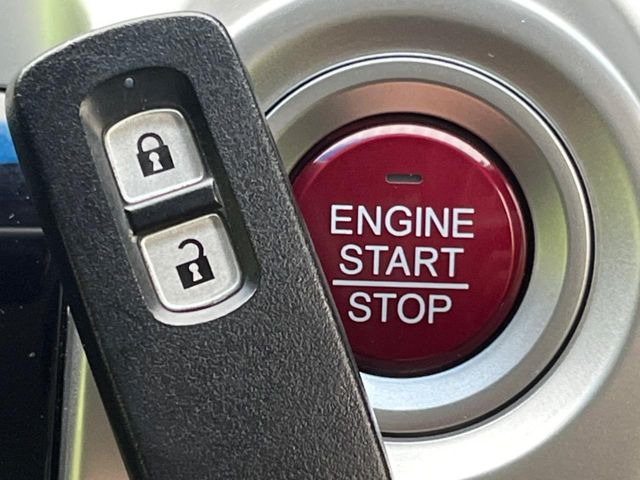 �yHonda�X�}�[�g�L�[�z�J�o����|�P�b�g�ɓ��ꂽ�܂܂ł��h�A�̎{���E�������\�ȃX�}�[�g�L�[�𑕔��B�G���W���̃I���E�I�t�����J�M�����o���K�v����������Ƃ��Ă��֗��ł���