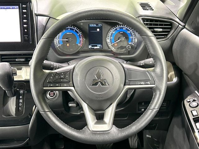 �C���e���A�ɍ��킹���f�U�C���̃X�e�A�����O�́A�^�]�������̂��Ƃ��l���A�^�]���₷���`��A�傫���ł��B�����x�A���ۂɐG���Ă��m���߂��������B