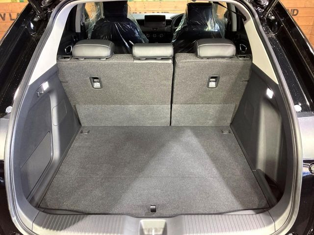 ���i�̂���������ʋ΁A���}���ɏ\���ȉ׎��X�y�[�X���m�ۂ��Ă���܂��B�Z�J���h�V�[�g��|���ƁA�傫�ȉו��̐ύڂ��\�ł���