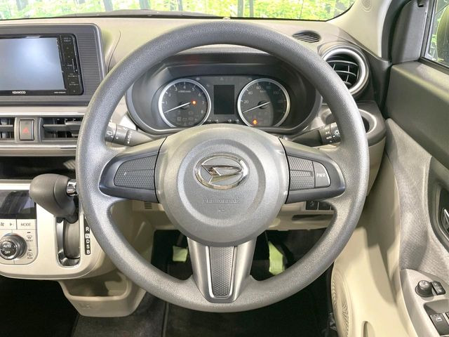 �C���e���A�ɍ��킹���f�U�C���̃X�e�A�����O�́A�^�]�������̂��Ƃ��l���A�^�]���₷���`��A�傫���ł��B�����x�A���ۂɐG���Ă��m���߂��������B