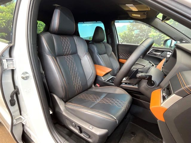 【黒革シート】上質な本革を使用し、高級感あふれる黒革シート。常に体に触れる部分だから、座り心地の良さにはこだわりたいですね♪汚れの付着や劣化を抑制する内装コーティング施工もおススメですよ♪