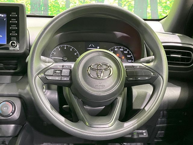 �C���e���A�ɍ��킹���f�U�C���̃X�e�A�����O�́A�^�]�������̂��Ƃ��l���A�^�]���₷���`��A�傫���ł��B�����x�A���ۂɐG���Ă��m���߂��������B