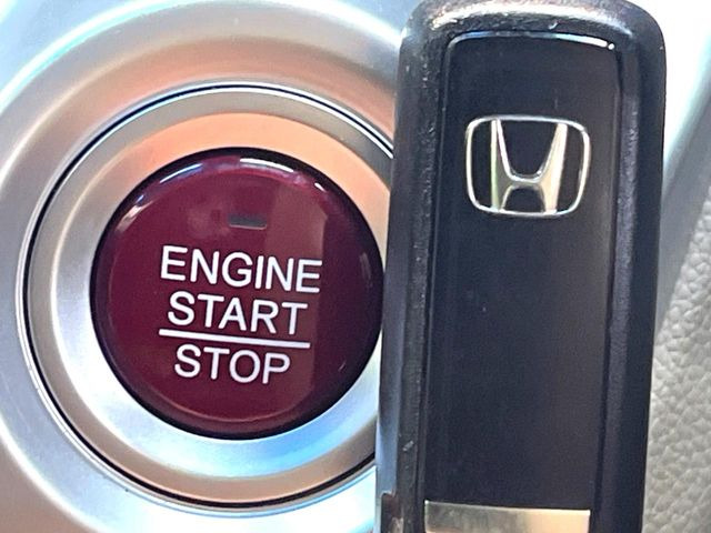 �yHonda�X�}�[�g�L�[�z�J�o����|�P�b�g�ɓ��ꂽ�܂܂ł��h�A�̎{���E�������\�ȃX�}�[�g�L�[�𑕔��B�G���W���̃I���E�I�t�����J�M�����o���K�v����������Ƃ��Ă��֗��ł���