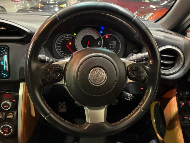 �y�����v�����X�e�A�����O�z�㎿�Ȋv���g�p���邱�ƂŁA��ɂ����������݂ƂĂ��^�]���₷���n���h���ł���